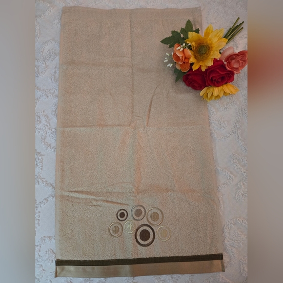 Hand Towels- Set of 4 - Picture 3 of 6